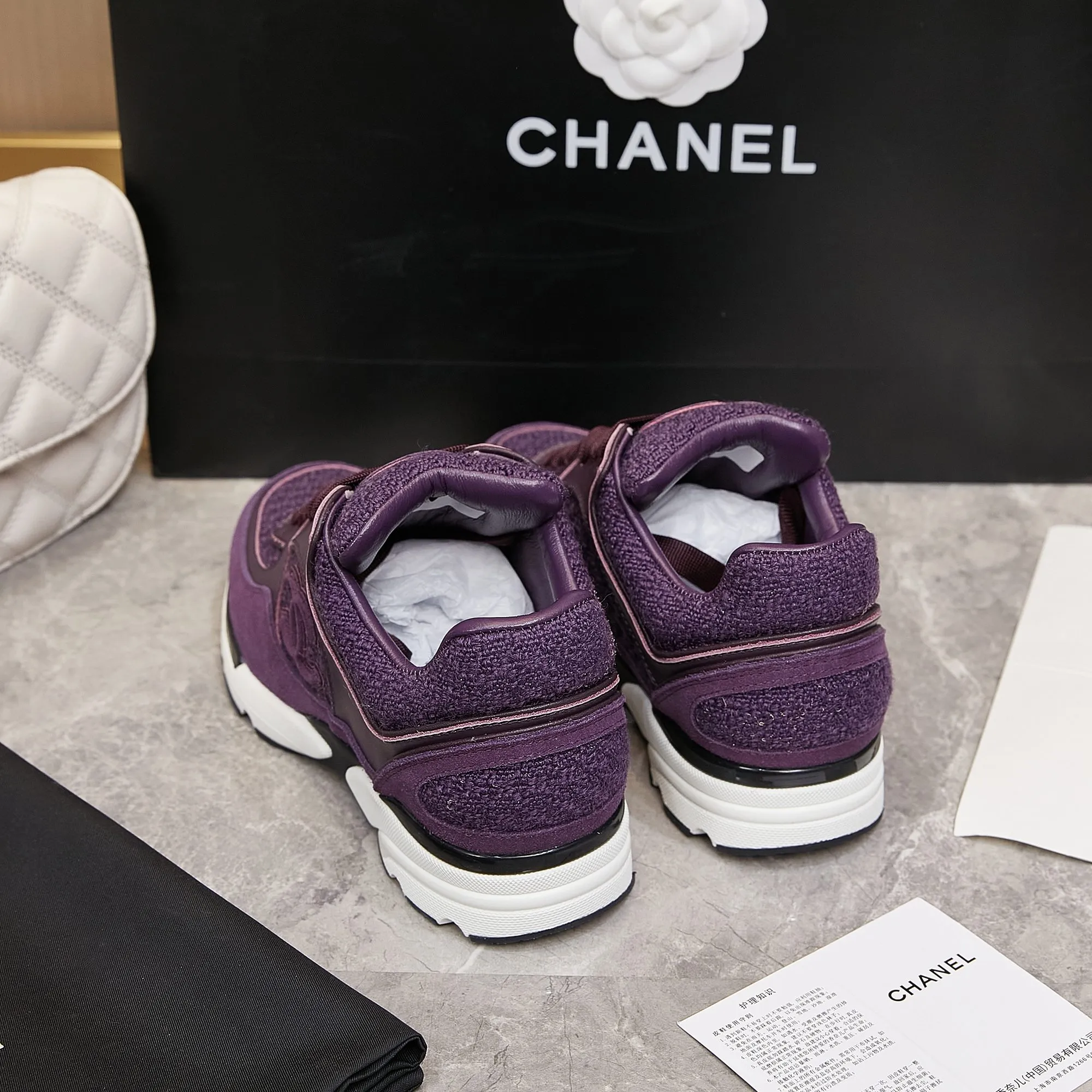 Men's shoes pP700! Chanel Chanel - 2024 counter top casual sneakers This classic design; the upper is embroidered with various techniques; the outsole is fashionable and sporty; the outsole is stylish and sporty; it incorporates a variety of color matching elements... The diversified mix and match is very good-looking and versatile, casual, fashionable, sports, and outdoor can be taken into account... ꫛꫀꪝ Go➫ Material: ❶Upper made of: original imported high silk cowhide suede + small fragrance fabric ❷Inner use: Original imported breathable sheepskin lining ❸ Outsole based on: Original TPU combination outsole Special counter boutique packaging complete set Women 35–41 Men 38-45